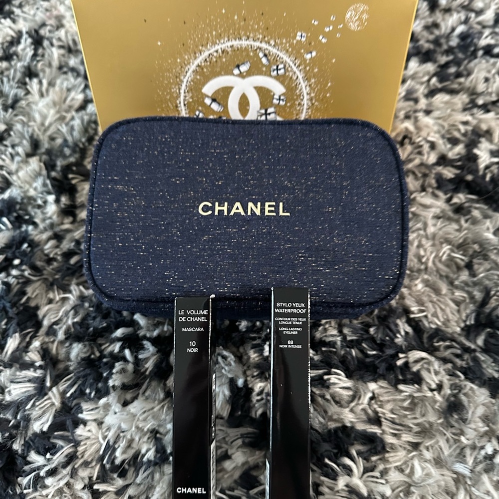Chanel A Sight to See Mascara Holiday Makeup Set - Picture 2 of 3